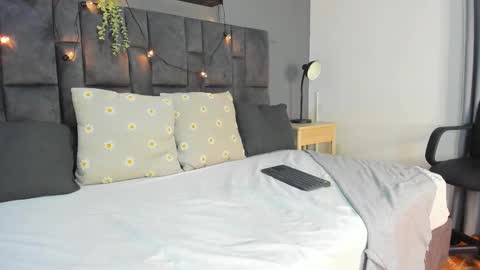 RIRI  online show from November 15, 7:43 pm