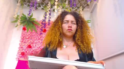 Snapshot of risitos_de_oro_ chatting on May 7, 11:37 am Risitos De Oro online show from May 7, 11:37 am