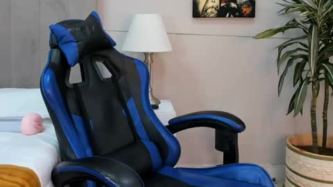 Roan Birkin online show from April 29, 7:31 pm
