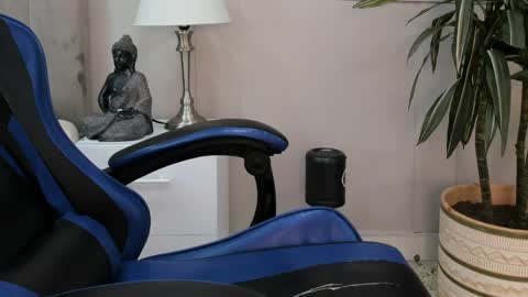 Snapshot of roan_birkin chatting on May 6, 7:19 pm Roan Birkin online show from May 6, 7:19 pm