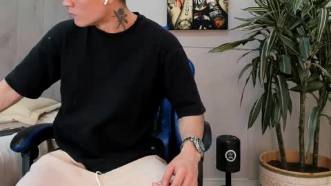 Snapshot of roan_birkin chatting on May 7, 8:25 pm Roan Birkin online show from May 7, 8:25 pm