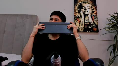 Snapshot of roan_birkin chatting on June 4, 8:37 pm Roan Birkin online show from June 4, 8:37 pm