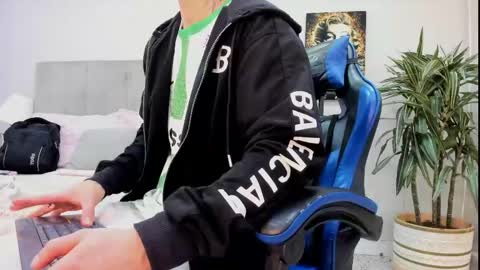 Snapshot of roan_birkin chatting on June 8, 7:14 pm Roan Birkin online show from June 8, 7:14 pm