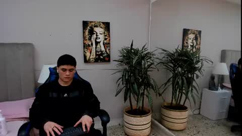 Snapshot of roan_birkin chatting on June 9, 7:14 pm Roan Birkin online show from June 9, 7:14 pm
