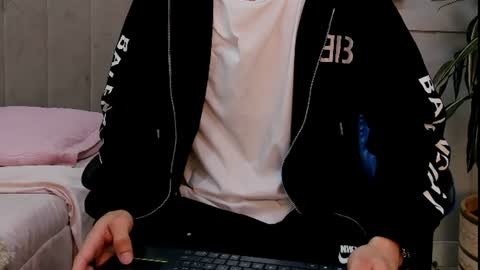 Snapshot of roan_birkin chatting on June 11, 7:34 pm Roan Birkin online show from June 11, 7:34 pm