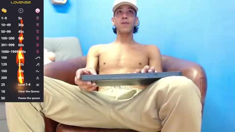Snapshot of robert_kingg chatting on October 6, 7:22 pm robert_kingg online show from October 6, 7:22 pm