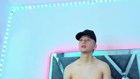 Snapshot of robertmiller21 chatting on March 11, 5:57 pm Robert Miller And Mael Thompson online show from March 11, 5:57 pm