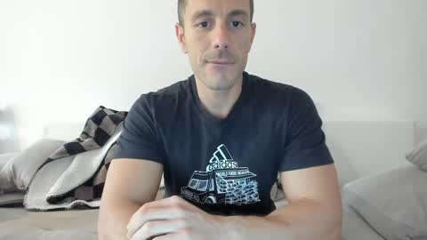 Snapshot of roberto4ever chatting on May 28, 4:26 pm roberto4ever online show from May 28, 4:26 pm