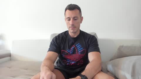 Snapshot of roberto4ever chatting on June 8, 1:00 pm roberto4ever online show from June 8, 1:00 pm