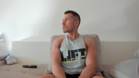 Snapshot of roberto4ever chatting on June 9, 4:57 am roberto4ever online show from June 9, 4:57 am