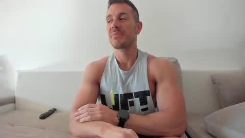 Snapshot of roberto4ever chatting on June 10, 5:07 am roberto4ever online show from June 10, 5:07 am