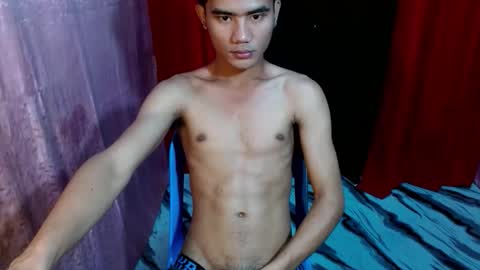 roianboyyy online show from May 23, 2:43 pm