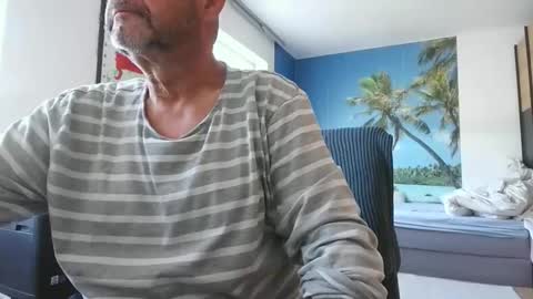 rolandloser1000 online show from May 1, 7:46 am