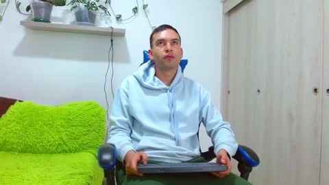 rolos_hot32 online show from January 12, 1:49 pm