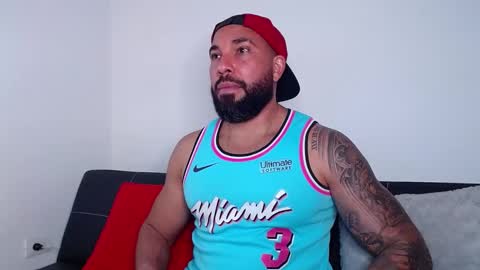 Snapshot of roman_muscle_ chatting on December 5, 9:17 pm Roman online show from December 5, 9:17 pm