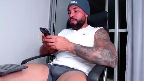 Snapshot of roman_muscle_ chatting on February 25, 4:03 am Roman online show from February 25, 4:03 am