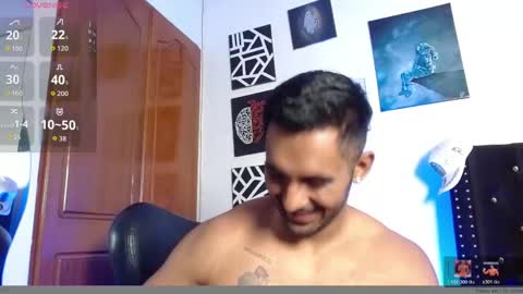 Snapshot of romanpearce_ chatting on May 15, 9:11 pm Roman online show from May 15, 9:11 pm