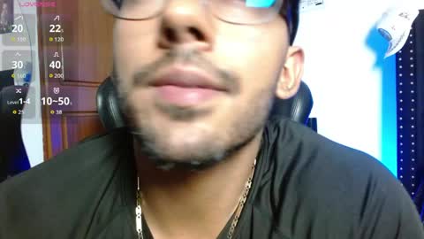 Snapshot of romanpearce_ chatting on May 20, 4:18 am Roman online show from May 20, 4:18 am