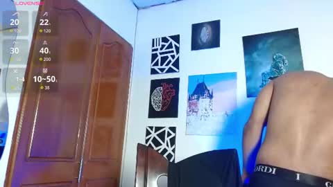 Snapshot of romanpearce_ chatting on July 1, 9:14 pm Roman online show from July 1, 9:14 pm
