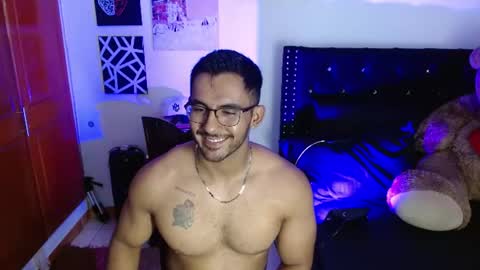 Snapshot of romanpearce_ chatting on July 11, 7:38 pm Roman online show from July 11, 7:38 pm