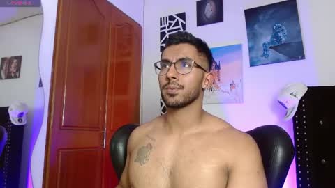 Snapshot of romanpearce_ chatting on July 25, 4:32 am Roman online show from July 25, 4:32 am