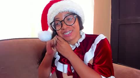 Snapshot of romantic_stargirl chatting on December 24, 12:44 pm Is A Belle online show from December 24, 12:44 pm