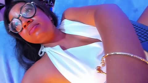 Snapshot of romantic_stargirl chatting on February 22, 2:39 am Is A Belle online show from February 22, 2:39 am