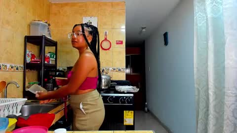 Snapshot of romantic_stargirl chatting on October 16, 12:22 am Is A Belle online show from October 16, 12:22 am