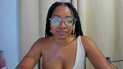 Snapshot of romantic_stargirl chatting on October 22, 3:51 am Is A Belle online show from October 22, 3:51 am