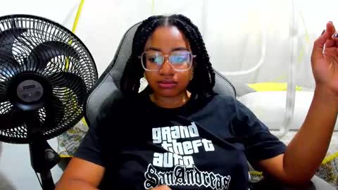 Snapshot of romantic_stargirl chatting on November 3, 3:57 pm Is A Belle online show from November 3, 3:57 pm