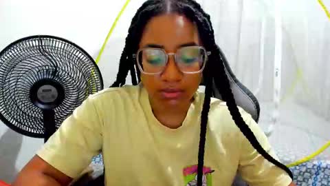 Snapshot of romantic_stargirl chatting on November 16, 12:05 am Is A Belle online show from November 16, 12:05 am