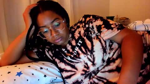 Snapshot of romantic_stargirl chatting on November 21, 4:33 am Is A Belle online show from November 21, 4:33 am