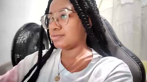 Snapshot of romantic_stargirl chatting on November 26, 11:11 am Is A Belle online show from November 26, 11:11 am