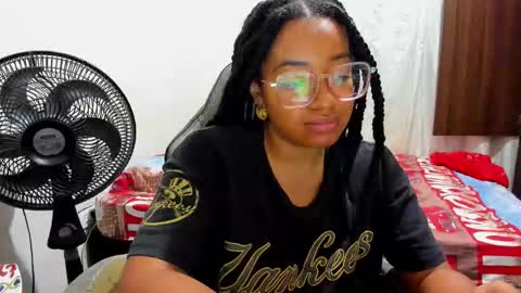 Snapshot of romantic_stargirl chatting on November 29, 12:24 am Is A Belle online show from November 29, 12:24 am