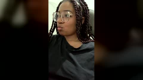 Snapshot of romantic_stargirl chatting on December 15, 3:11 am Is A Belle online show from December 15, 3:11 am