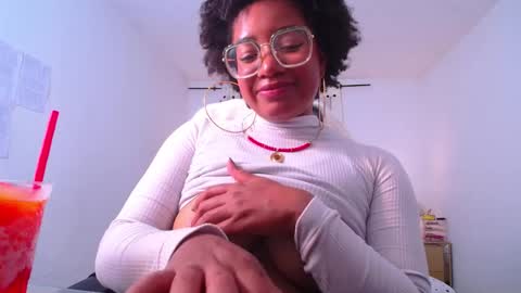 Snapshot of romantic_stargirl chatting on January 10, 4:25 am Is A Belle online show from January 10, 4:25 am