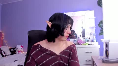 Snapshot of room312_ chatting on December 10, 7:11 pm Twelve 3 Inst Twelve 312002 Twitter Room312 2002 online show from December 10, 7:11 pm