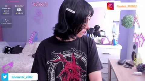 Snapshot of room312_ chatting on January 4, 6:19 pm Twelve 3 Inst Twelve 312002 Twitter Room312 2002 online show from January 4, 6:19 pm