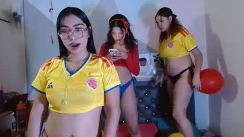 Snapshot of rosa_woolf chatting on June 27, 12:22 pm rosa_woolf online show from June 27, 12:22 pm