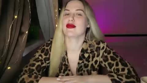 Snapshot of rosaliiiiii chatting on November 28, 5:37 pm Rosali online show from November 28, 5:37 pm