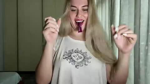 Snapshot of rosaliiiiii chatting on December 15, 10:08 am Rosali online show from December 15, 10:08 am