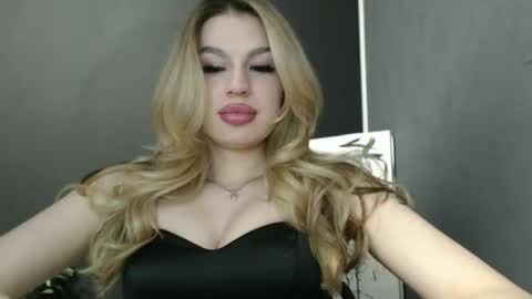 Snapshot of rosaline_ly chatting on May 4, 5:09 pm Rosalina online show from May 4, 5:09 pm