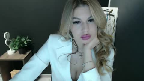Snapshot of rosaline_ly chatting on May 17, 12:34 pm Rosalina online show from May 17, 12:34 pm