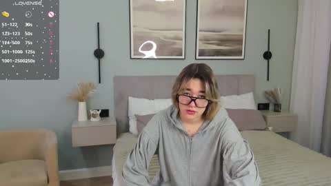 Mia online show from December 2, 7:25 am