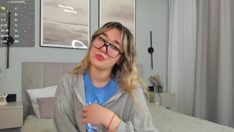 Mia online show from December 3, 7:16 am