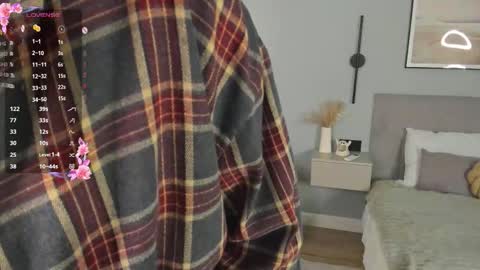 Mia online show from December 4, 7:39 am