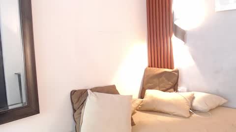 rose_crimson online show from December 15, 11:42 pm