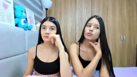 Snapshot of roseandmiah chatting on June 16, 2:25 am Rose y Miah online show from June 16, 2:25 am