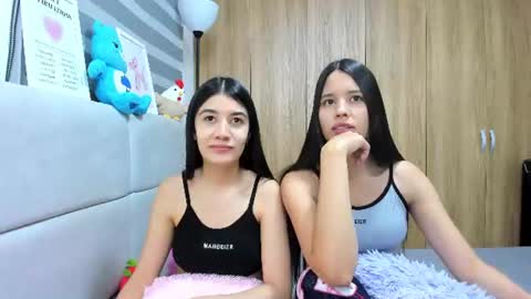 Snapshot of roseandmiah chatting on June 21, 5:54 am Rose y Miah online show from June 21, 5:54 am