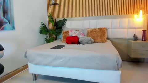 roseaurora online show from October 4, 1:20 pm